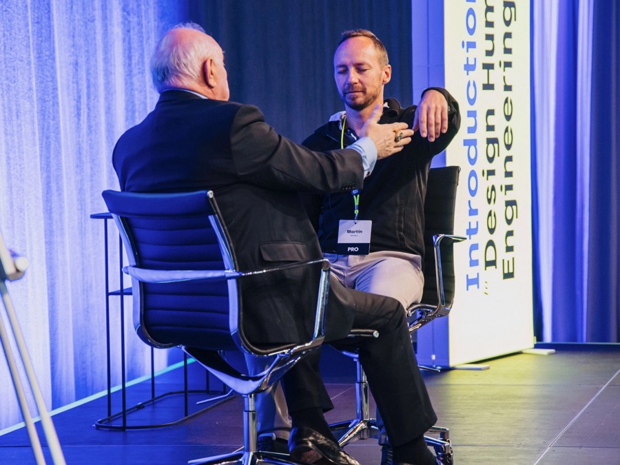 Richard Bandler working live with a participant on stage in Mainz in 2023